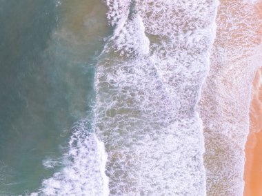 Muhteşem Top Manzarası pembe kumlu plaj manzarası yaz dalgaları kumlu deniz manzarası arka planına çarpıyor, yüksek açılı okyanus manzaralı doğa sahili arka planı