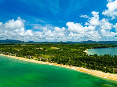 Mavi deniz yüzeyinin havadan görünüşü su dokusu arka plan, inanılmaz güneş, uçan dron görüntüsünü yansıtıyor güneşli tropikal okyanus yüzeyinde su yüzeyi dokusu dalgalanır.