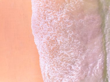 Muhteşem Top Manzarası pembe kumlu plaj manzarası yaz dalgaları kumlu deniz manzarası arka planına çarpıyor, yüksek açılı okyanus manzaralı doğa sahili arka planı