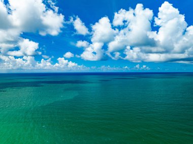 Mavi deniz yüzeyinin havadan görünüşü su dokusu arka plan, inanılmaz güneş, uçan dron görüntüsünü yansıtıyor güneşli tropikal okyanus yüzeyinde su yüzeyi dokusu dalgalanır.