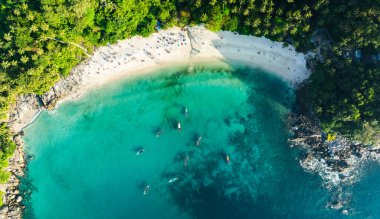 Muhteşem deniz manzarası, güzel Phuket Adası Tayland 'daki Tropikal sahil manzarası.