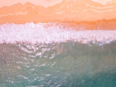 Muhteşem Top Manzarası pembe kumlu plaj manzarası yaz dalgaları kumlu deniz manzarası arka planına çarpıyor, yüksek açılı okyanus manzaralı doğa sahili arka planı