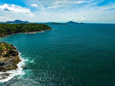 Mavi deniz yüzeyinin havadan görünüşü su dokusu arka plan, inanılmaz güneş, uçan dron görüntüsünü yansıtıyor güneşli tropikal okyanus yüzeyinde su yüzeyi dokusu dalgalanır.