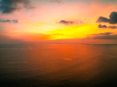 Güzel Işık Günbatımı ya da deniz üzerinde gün doğumu, renkli dramatik manzara günbatımı gökyüzü, inanılmaz bulutlar ve okyanusta küçük dalgalar, muhteşem ışık bulutu arka plan