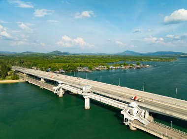 Sarasin Köprüsü karayolu taşımacılığı kavramının hava görüntüsü Phang Nga ve Phuket adası Tayland arasında köprü iş ve ulaşım alanında en önemli olanıdır.