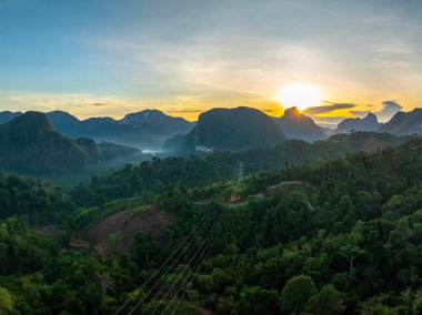 Yüksek açılı dağ manzaralı yağmur ormanı manzaralı gün doğumu gökyüzü