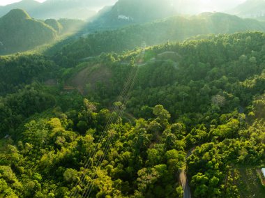 Yüksek açılı dağ manzaralı yağmur ormanı manzaralı gün doğumu gökyüzü
