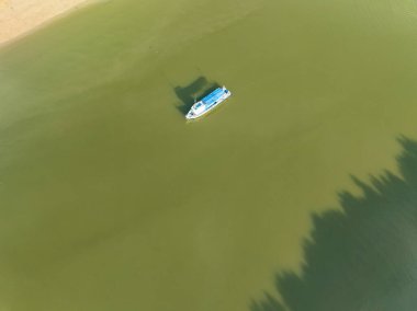 Muhteşem Göl ya da Nehir İHA kamerasından üstten görünüşü