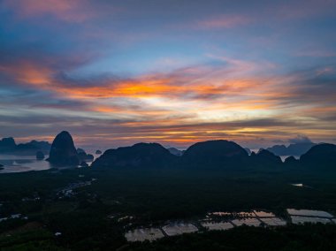 Gün batımında güzel bulutlar ya da deniz üzerinde gün doğumu, rengarenk manzara günbatımı gökyüzü, inanılmaz bulutlar muhteşem ışık arka plan