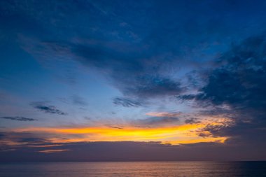 Gün batımında güzel bulutlar ya da deniz üzerinde gün doğumu, rengarenk manzara günbatımı gökyüzü, inanılmaz bulutlar muhteşem ışık arka plan