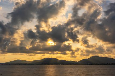Gün batımında güzel bulutlar ya da deniz üzerinde gün doğumu, rengarenk manzara günbatımı gökyüzü, inanılmaz bulutlar muhteşem ışık arka plan