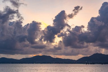 Gün batımında güzel bulutlar ya da deniz üzerinde gün doğumu, rengarenk manzara günbatımı gökyüzü, inanılmaz bulutlar muhteşem ışık arka plan