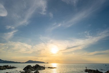 Gün batımında güzel bulutlar ya da deniz üzerinde gün doğumu, rengarenk manzara günbatımı gökyüzü, inanılmaz bulutlar muhteşem ışık arka plan