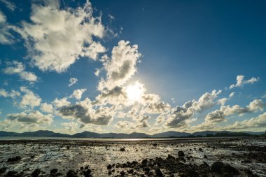 Gün batımında güzel bulutlar ya da deniz üzerinde gün doğumu, rengarenk manzara günbatımı gökyüzü, inanılmaz bulutlar muhteşem ışık arka plan