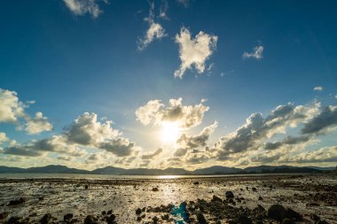 Gün batımında güzel bulutlar ya da deniz üzerinde gün doğumu, rengarenk manzara günbatımı gökyüzü, inanılmaz bulutlar muhteşem ışık arka plan