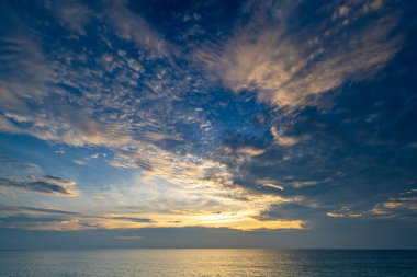 Gün batımında güzel bulutlar ya da deniz üzerinde gün doğumu, rengarenk manzara günbatımı gökyüzü, inanılmaz bulutlar muhteşem ışık arka plan