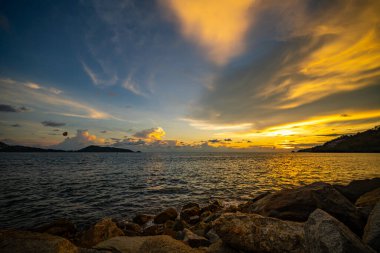 Gün batımında güzel bulutlar ya da deniz üzerinde gün doğumu, rengarenk manzara günbatımı gökyüzü, inanılmaz bulutlar muhteşem ışık arka plan
