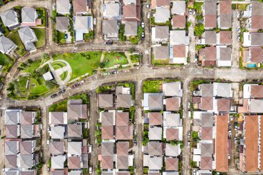 Yeni bir emlak şirketi. Sonbahar günbatımında ya da gün doğumunda konut ve garaj yollarının hava manzarası. Sıkıca sarılmış evler. phuket thailand 'daki özel evlerin üst görüntüsü