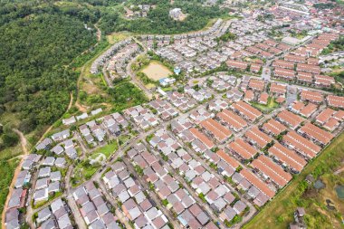 Yeni bir emlak şirketi. Sonbahar günbatımında ya da gün doğumunda konut ve garaj yollarının hava manzarası. Sıkıca sarılmış evler. phuket thailand 'daki özel evlerin üst görüntüsü