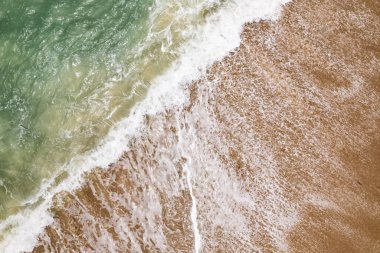 Kumlu sahile vuran dalgalar, yaz mevsiminde deniz manzaralı güzel dalgalar, inanılmaz plaj rengarenk su arka planı.