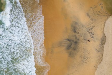 Kumlu sahile vuran dalgalar, yaz mevsiminde deniz manzaralı güzel dalgalar, inanılmaz plaj rengarenk su arka planı.