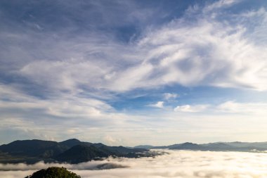 Güneşin doğuşu ya da batışı dağların tepelerinde sisle kaplı, hava manzaralı insansız hava aracı güzel renkli bir arka plan çekti.