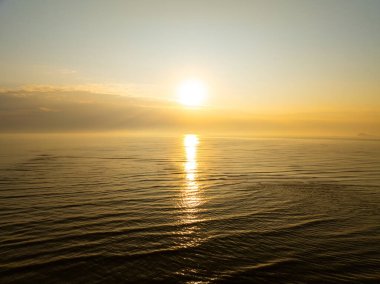 Hava manzaralı günbatımı gökyüzü, doğa güzel gün batımı ya da deniz üzerinde gün doğumu, renkli manzara günbatımı gökyüzü, inanılmaz bulutlar ve dalgalar dokusu, gündoğumu gökyüzü arkaplanı