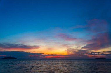Doğa güzel Işık Günbatımı ya da deniz üzerinde gün doğumu, Renkli ışık görkemli gökyüzü İnanılmaz bulutlar ve günbatımı gökyüzünde dalgalar harika ışık bulutu arkaplanı