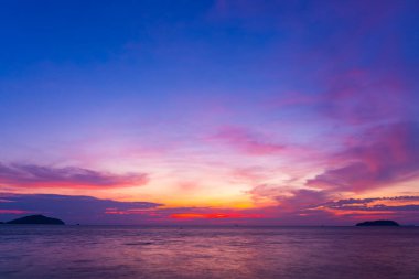 Doğa güzel Işık Günbatımı ya da deniz üzerinde gün doğumu, Renkli ışık görkemli gökyüzü İnanılmaz bulutlar ve günbatımı gökyüzünde dalgalar harika ışık bulutu arkaplanı