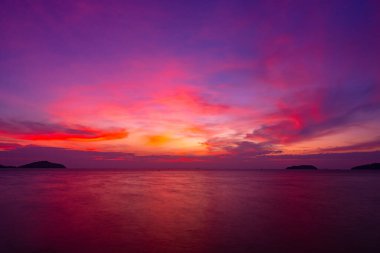 Gün batımında güzel bulutlar ya da deniz üzerinde gün doğumu, rengarenk manzara günbatımı gökyüzü, inanılmaz bulutlar muhteşem ışık arka plan