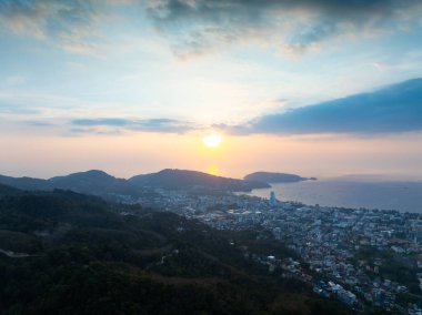 İnanılmaz gün batımı ya da Phuket adası üzerinde gün doğumu gökyüzü Tayland, hava manzarası