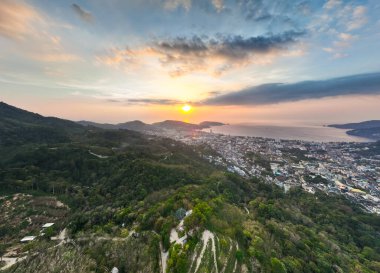 İnanılmaz gün batımı ya da Phuket adası üzerinde gün doğumu gökyüzü Tayland, hava manzarası