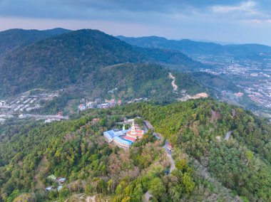 İnanılmaz gün batımı ya da Phuket adası üzerinde gün doğumu gökyüzü Tayland, hava manzarası