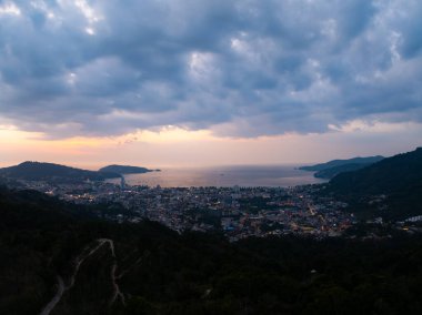 İnanılmaz gün batımı ya da Phuket adası üzerinde gün doğumu gökyüzü Tayland, hava manzarası