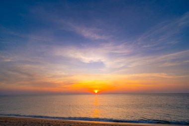 Patong Sahili 'ndeki Phuket Tayland' da gün batımı ya da gün doğumu