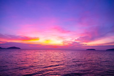 Gün batımında güzel bulutlar ya da deniz üzerinde gün doğumu, rengarenk manzara günbatımı gökyüzü, inanılmaz bulutlar muhteşem ışık arka plan