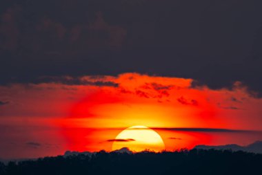 Güzel gün batımı ya da gün doğumu bulutları arka plan, renkli gökyüzü doğa arka plan