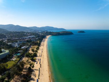 Muhteşem Top Manzaralı Kumsal Sahili manzarası, kumlu deniz manzarasına çarpan yaz dalgaları, birçok seyahat insanı Phuket Tayland sahillerinde dinleniyor.