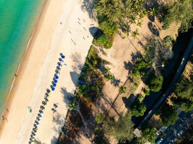 Muhteşem Top Manzaralı Kumsal Sahili manzarası, kumlu deniz manzarasına çarpan yaz dalgaları, birçok seyahat insanı Phuket Tayland sahillerinde dinleniyor.
