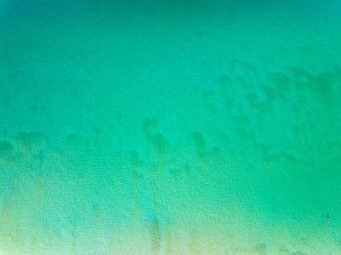 Yaz mevsimi arka planında inanılmaz deniz yüzeyi, doğa dalgaları deniz sahili arka planı, yüksek açı dalgaları deniz manzarası doğa manzarası, geniş açı drone çekimi, en iyi kumsal manzarası.