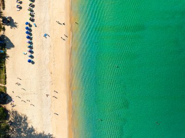 Muhteşem Top Manzaralı Kumsal Sahili manzarası, kumlu deniz manzarasına çarpan yaz dalgaları, birçok seyahat insanı Phuket Tayland sahillerinde dinleniyor.