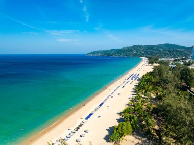 Muhteşem Top Manzaralı Kumsal Sahili manzarası, kumlu deniz manzarasına çarpan yaz dalgaları, birçok seyahat insanı Phuket Tayland sahillerinde dinleniyor.