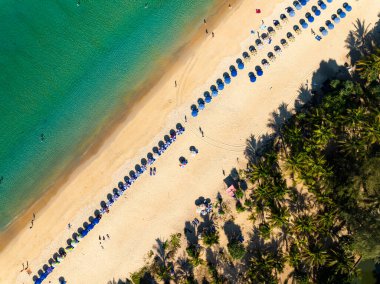 Muhteşem Top Manzaralı Kumsal Sahili manzarası, kumlu deniz manzarasına çarpan yaz dalgaları, birçok seyahat insanı Phuket Tayland sahillerinde dinleniyor.