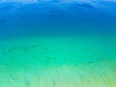 Yaz mevsimi arka planında inanılmaz deniz yüzeyi, doğa dalgaları deniz sahili arka planı, yüksek açı dalgaları deniz manzarası doğa manzarası, geniş açı drone çekimi, en iyi kumsal manzarası.