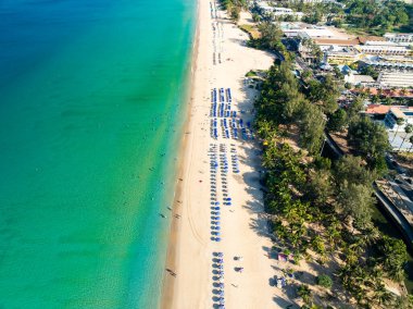 Muhteşem Top Manzaralı Kumsal Sahili manzarası, kumlu deniz manzarasına çarpan yaz dalgaları, birçok seyahat insanı Phuket Tayland sahillerinde dinleniyor.