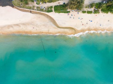 Havadan kumlu sahile dalgalar çarpıyor.
