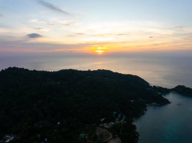 Hava manzaralı gün batımı ya da dağlarla birlikte denizin üzerinde gün doğumu gökyüzü
