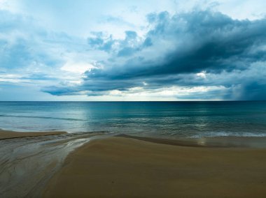 Deniz doğasının arka planında kara bulutlar
