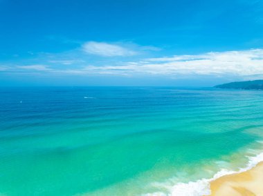 Mavi deniz yüzeyinin arka planının havadan görünüşü, suya yansıyan güneş ışığı, uçan dron görüntüsü Phuket Adası Tayland 'daki güneşli tropikal okyanusta su yüzeyi dokusu dalgaları.