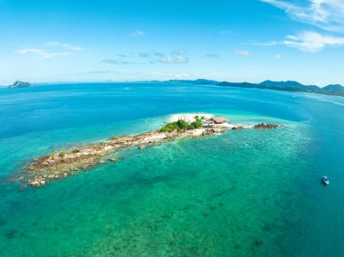 Phang Nga Tayland 'daki Koh Khai Adası' ndaki güzel tropikal kumlu plaj manzarası inanılmaz küçük adanın insansız hava görüntüsü.